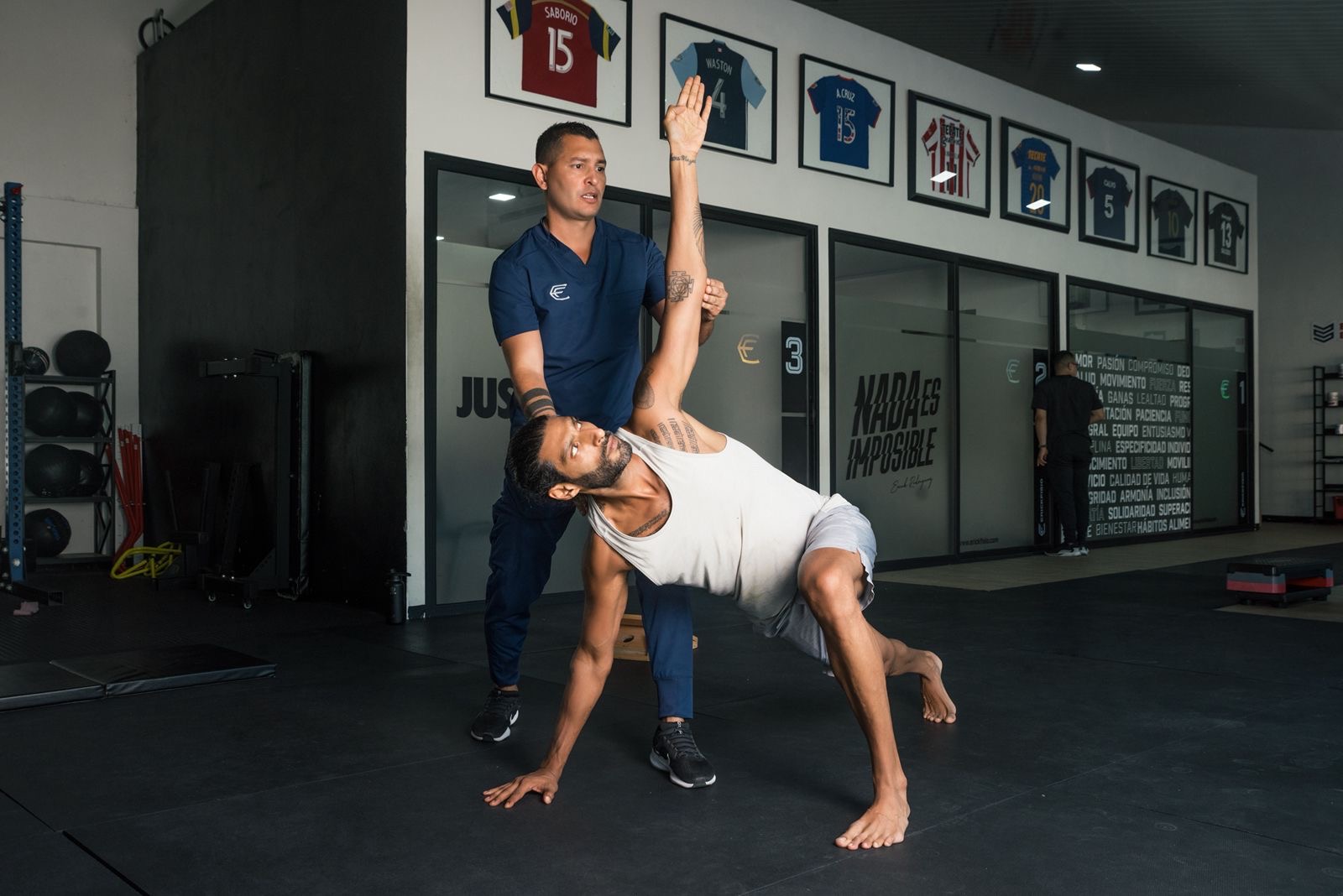 Atleta entrenando con fisioterapeuta